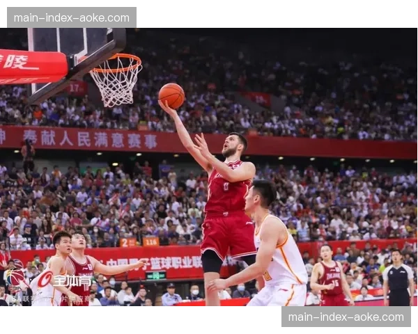 “特写：浙江稠州金租王奕博连续三次成功防守，破坏山东高速进攻节奏”